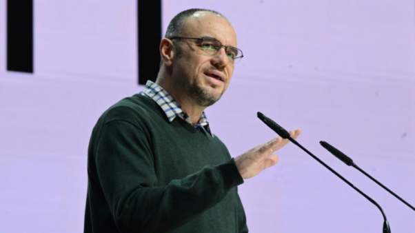 Ο Κώστας Δαρδανός μιλά για τη «λεηλασία» της δημιουργίας από την ΤΝ