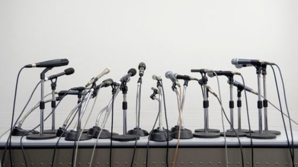 Οικονομολόγοι προειδοποιούν για κίνδυνο «κατάρρευσης της δημοσιογραφίας που υπηρετεί το δημόσιο συμφέρον (journalism d’ interet public)»