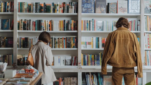 Αύξηση σε αξία των εμπορικών βιβλίων στην Ιταλία το 2023 παρά τη μείωση των πωλήσεων ανά αντίτυπο